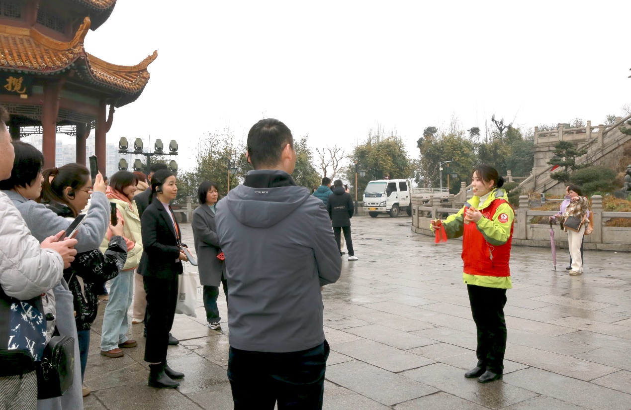 武汉文旅志愿者进景区“学雷锋”